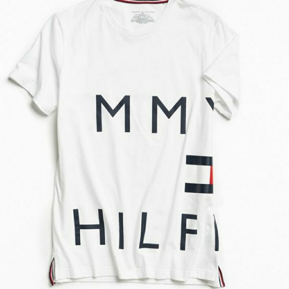 SOLD➡️Tommy Hilfiger Wrap Around Logo T-shirt